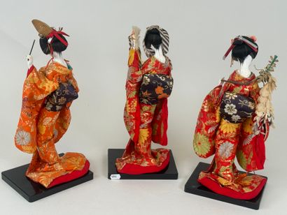 JAPON, XXe.
Ensemble de trois geishas en...