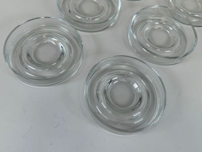 Série de six coupelles à caviar en verre.
D....