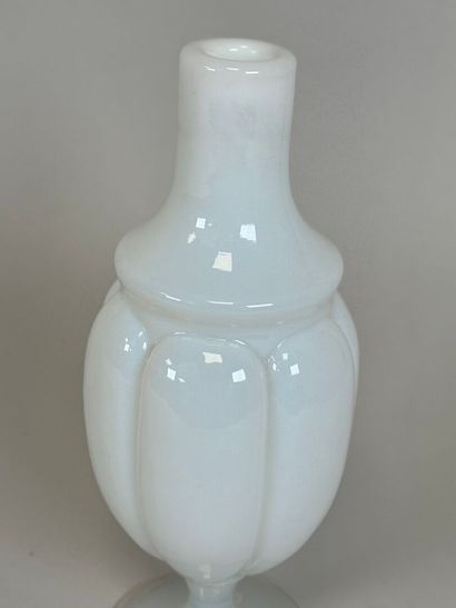 SEVRES, FRANCE.
Vase en opaline blanche godronnée.
H....