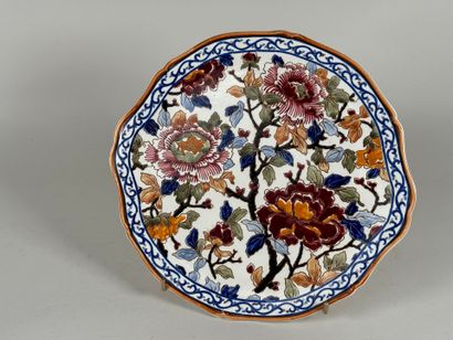 GIEN.
Polychrome earthenware scalloped dish...