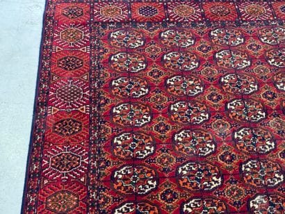 CHIRAZ.
Tapis mécanique sur fond rouge à...