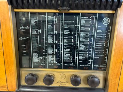 SCHNEIDER frères.
Radio set.
36 x 61 x 32...