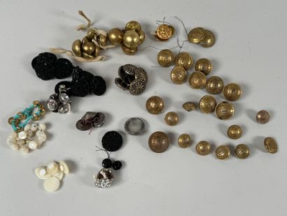 Large lot of buttons including AM et Cie...
