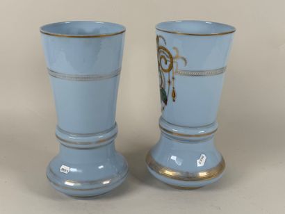 Paire de vases en opaline sur fond bleu à...