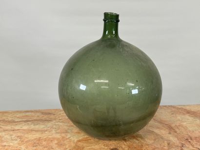 Dame Jeanne in colored glass.
H. 48 cm.