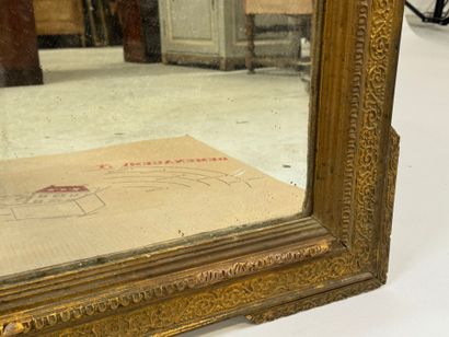 Miroir en bois et stuc doré à décor de rinceaux...