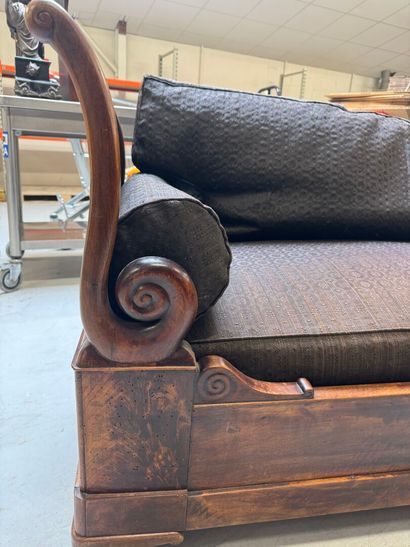 Mahogany boat bed with bench seat.
84 x 170...