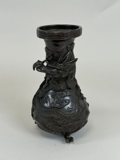INOCHINE, XXe.
Petit vase balustre en bronze...