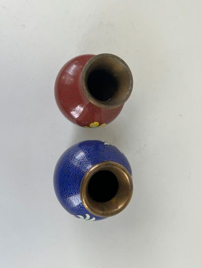 ASIE, XXe.
Ensemble de deux vases en bronze...