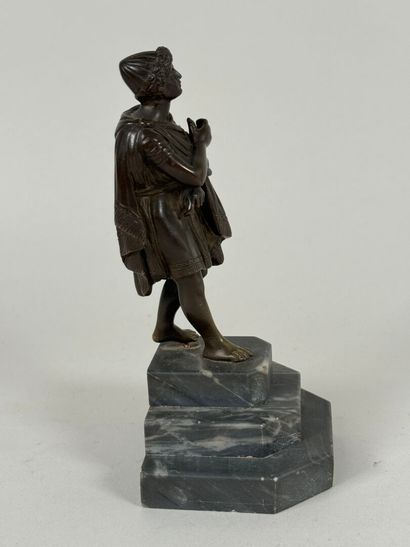 20th century school.
Antique figure.
Bronze...