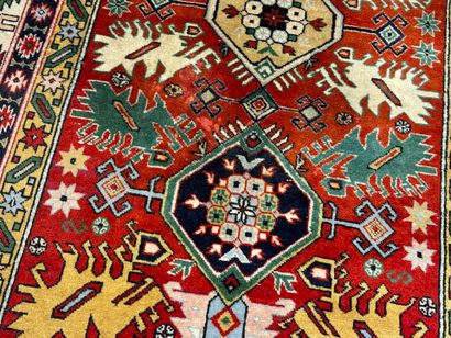 Tapis d'orient en laine nouée main à décor...