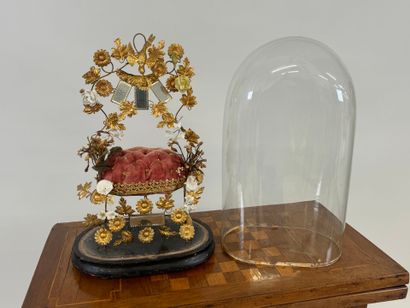 Musical bridal globe in curved glass, the...