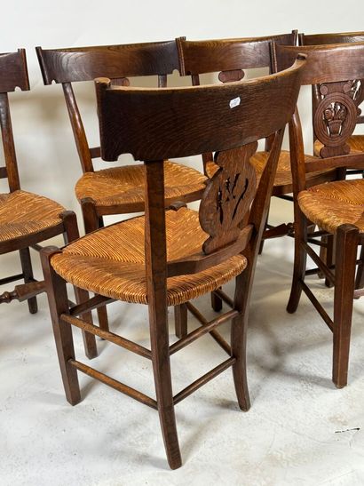 Suite de six chaises en chêne mouluré et...