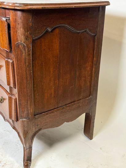 Commode en bois mouluré ouvrant par trois...