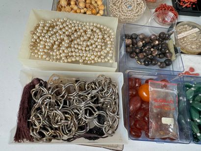 Important lot of pearls, necklaces, playing...