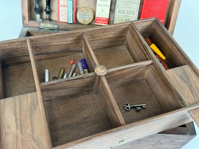 Boîte en bois et placage, l'intérieur compartimenté...