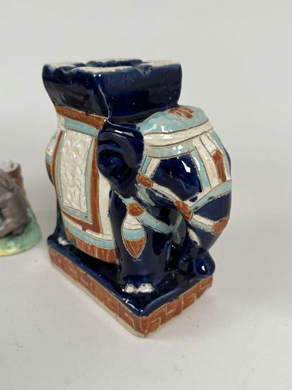 Paire de cendriers en faïence polychrome...