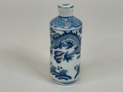 CHINE, XXe.
Tabatière en porcelaine à décor...