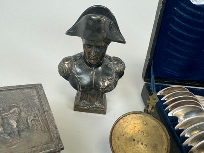 Lot comprenant :
- buste de Napoléon en régule...