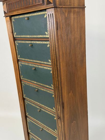 Cartonnier en bois mouluré ouvrant par huit...