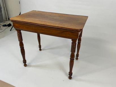 Petit bureau en bois mouluré et tourné, ouvrant...