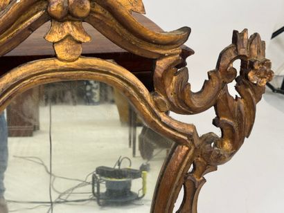 Miroir en bois doré et sculpté de forme mouvementée...