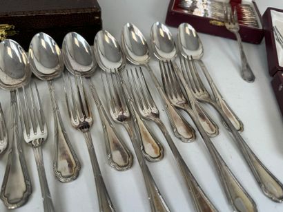 ERCUIS.
Partie de ménagère en métal argenté...