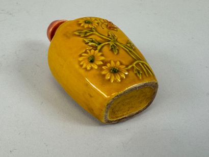 CHINE, XXe.
Tabatière en porcelaine colorée...