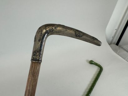 Lot :
- Wooden cane, the pommel probably...