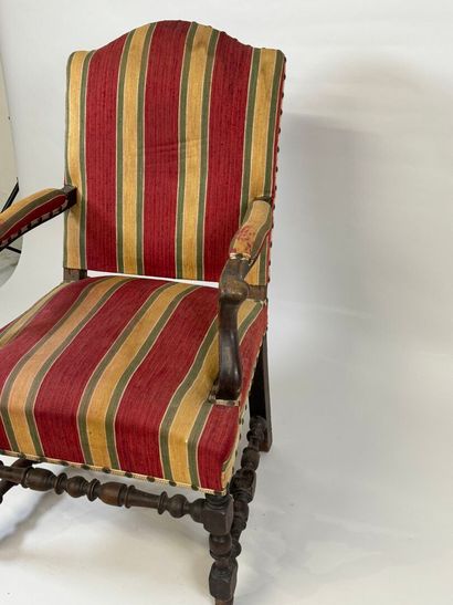 Fauteuil en bois mouluré, tourné et teinté,...