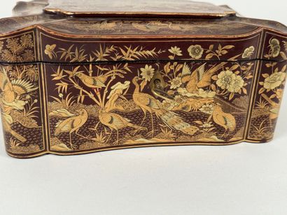 JAPAN, 20th century.
Scrolled lacquer box...
