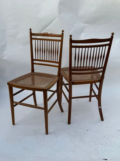 Paire de chaises de chambre en pitchpin.
Vers...