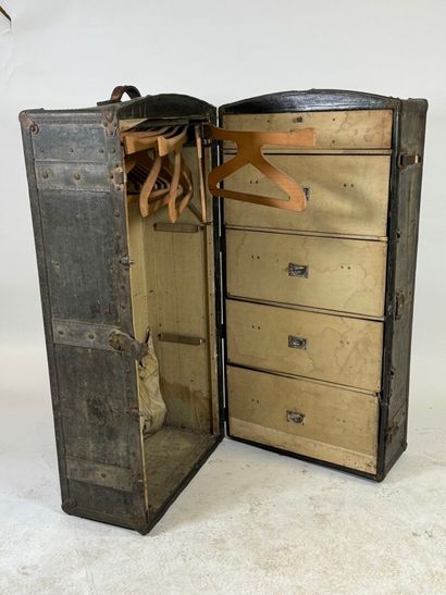 YALE & TOWENMPO... USA.
Important cabin trunk...