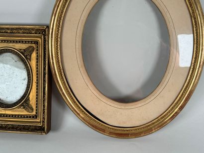 Gilded wood frame decorated with rows of...
