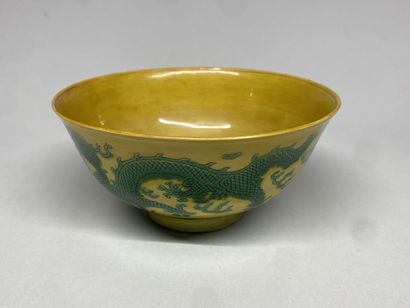 CHINA, 20th century.
Bowl in yellow and green...