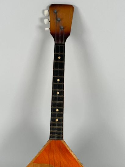 Balalaïka en bois.
L. 68 cm.