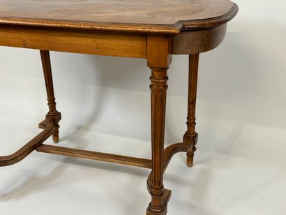 Table de milieu en bois et placage, l'entretoise...