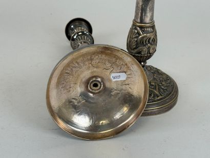 Paire de bougeoirs en bronze argenté, la...