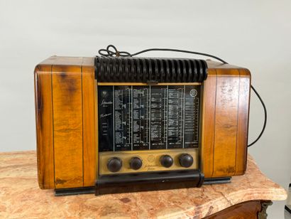 SCHNEIDER frères.
Radio set.
36 x 61 x 32...