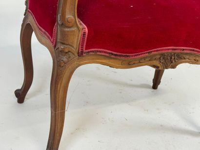 Molded wood bench, red velvet upholstery.
Louis...