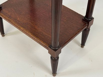 Petite table en bois mouluré ouvrant par...