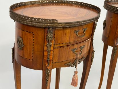 Paire de chevets de forme ovale en bois et...