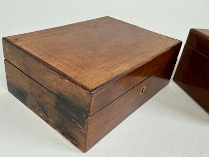 Deux coffrets rectangulaires en placage d'acajou...