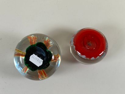 Lot de deux boules sulfure presse-papier...