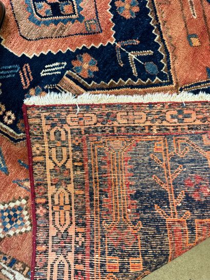 Tapis d'orient en laine nouée main à décor...