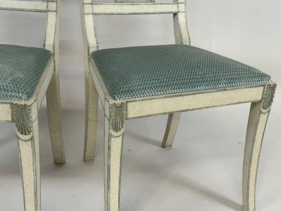 Paire de chaises en bois laqué et peint,...