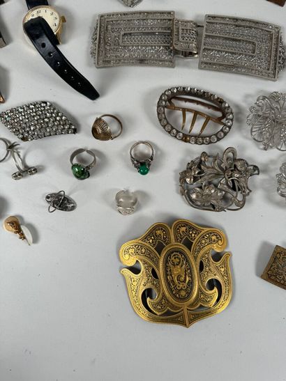 Important lot of brooches, cufflinks, necklaces,...