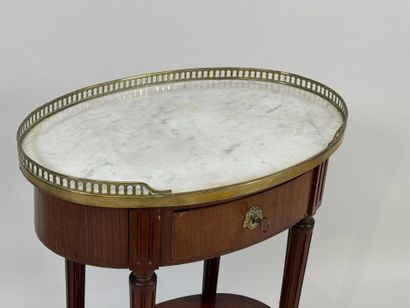 Small oval flying table in mahogany veneer,...