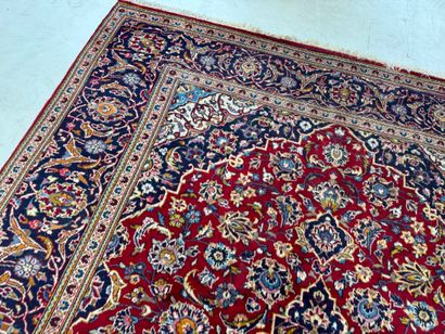 IRAN, XXe.
Important tapis en laine nouée...