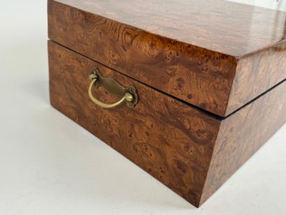 Grand coffret rectangulaire marqueté en loupe...